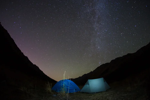 Night camping under the stars Mountains — Stock Photo, Image