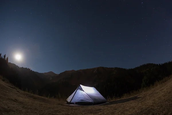 Noche acampando bajo las estrellas Montañas —  Fotos de Stock