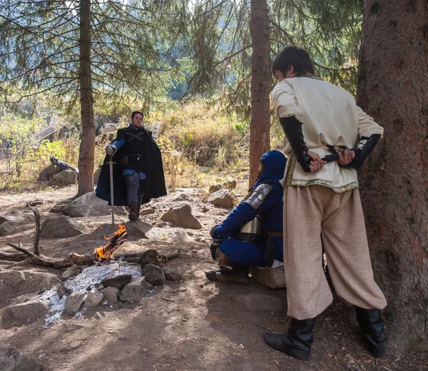 People play RPG games in nature era of the Middle Ages — Stock Photo, Image