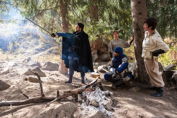 La gente juega juegos de rol en la era de la naturaleza de la Edad Media — Foto de Stock