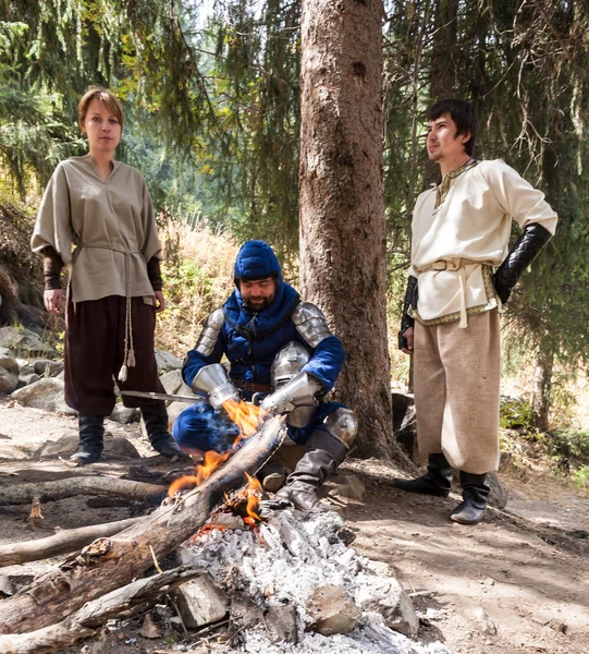 People play RPG games in nature era of the Middle Ages — Stock Photo, Image