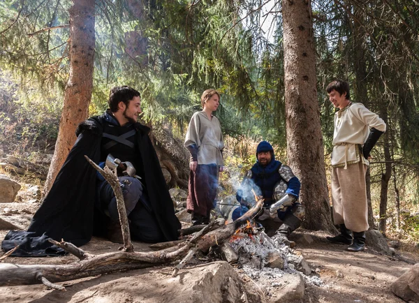 Les gens jouent à des jeux RPG à l'ère de la nature du Moyen Age — Photo