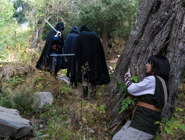 People play RPG games in nature era of the Middle Ages — Stock Photo, Image