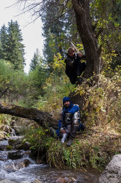 La gente juega juegos de rol en la era de la naturaleza de la Edad Media — Foto de Stock