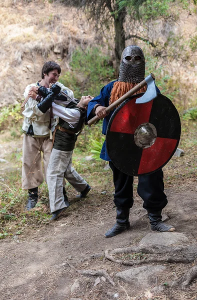 Menschen spielen RPG-Spiele in der Natur des Mittelalters — Stockfoto