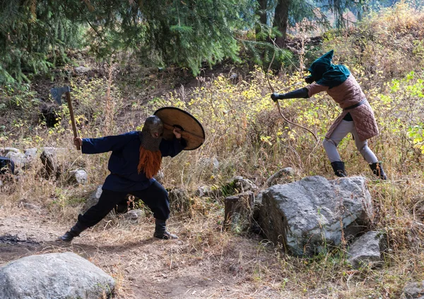 As pessoas jogam RPG na era da natureza da Idade Média — Fotografia de Stock