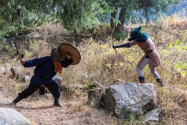 People play RPG games in nature era of the Middle Ages — Stock Photo, Image