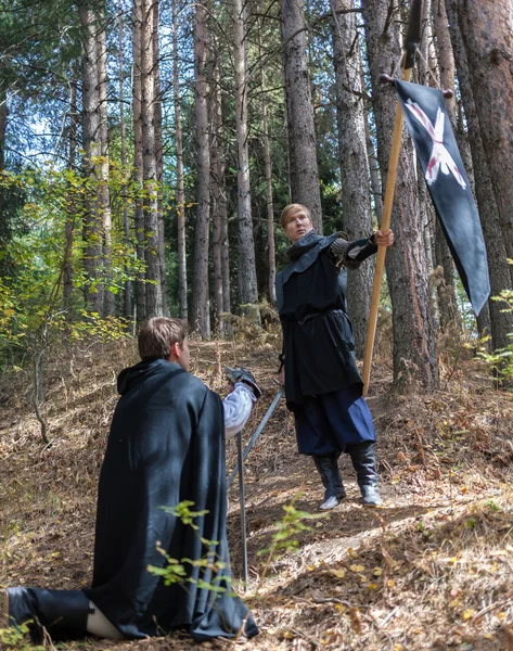 People play RPG games in nature era of the Middle Ages — Stock Photo, Image