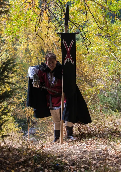 Homem de traje histórico na floresta — Fotografia de Stock