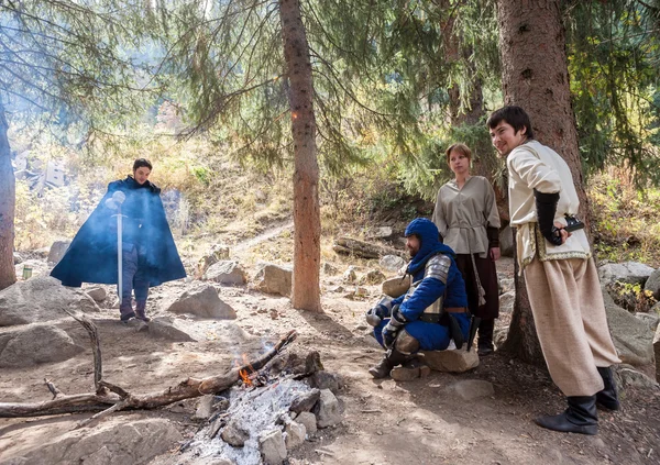 People play RPG games in nature era of the Middle Ages — Stock Photo, Image