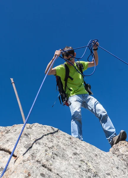 Hombre en la cima de la montaña — Foto de Stock