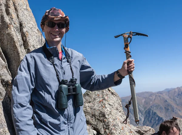 Man on top of mountain — Stock Photo, Image