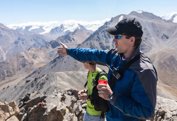 Man on top of mountain — Stock Photo, Image