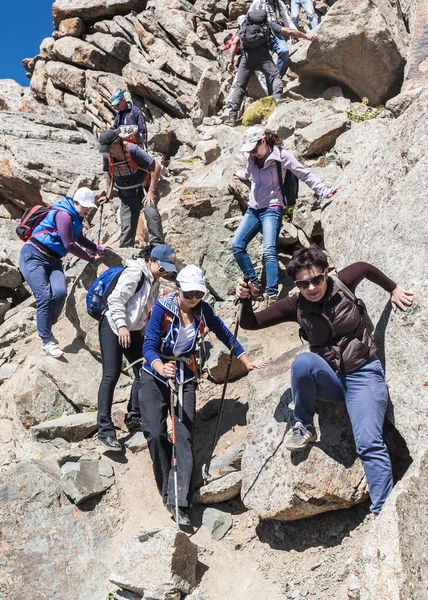 Multitud de personas en la cima de la montaña — Foto de Stock