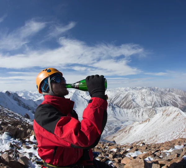 L'uomo in cima alla montagna — Foto Stock