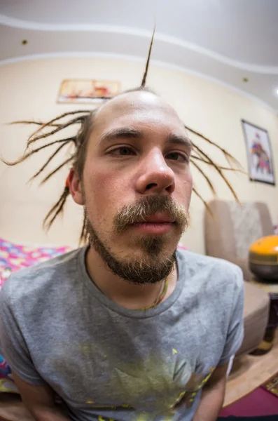 Vänner gör mig dreadlocks, beslutat att ändra bilden — Stockfoto