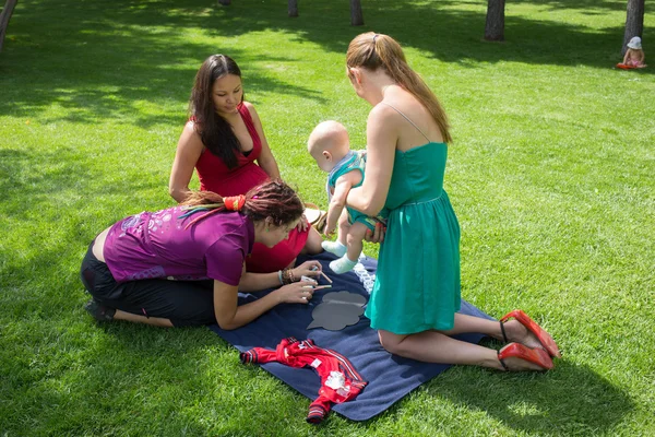 Jeune mère marchant avec son bébé dans le parc — Photo