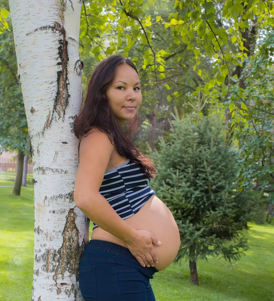 Schwangere läuft in Park — Stockfoto