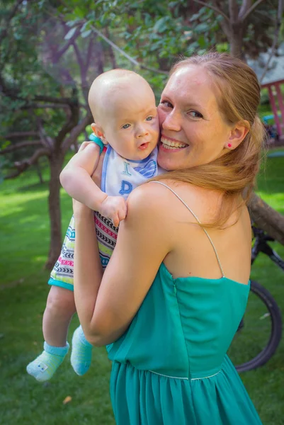 Junge Mutter spaziert mit ihrem Baby im Park — Stockfoto