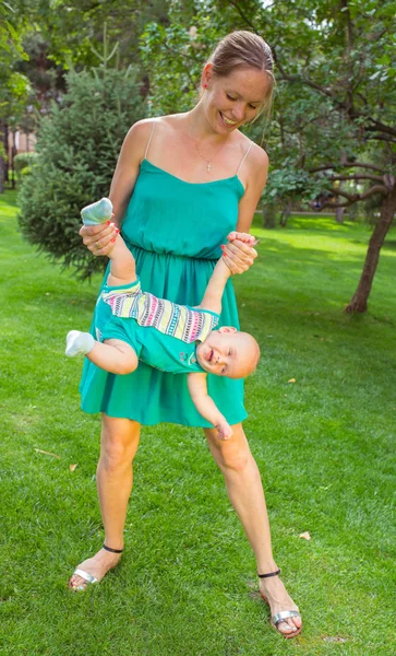 Jeune mère marchant avec son bébé dans le parc — Photo