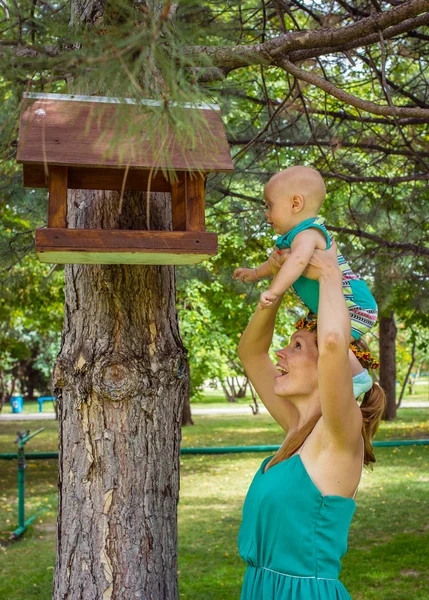 Giovane madre che cammina con il suo bambino nel parco — Foto Stock
