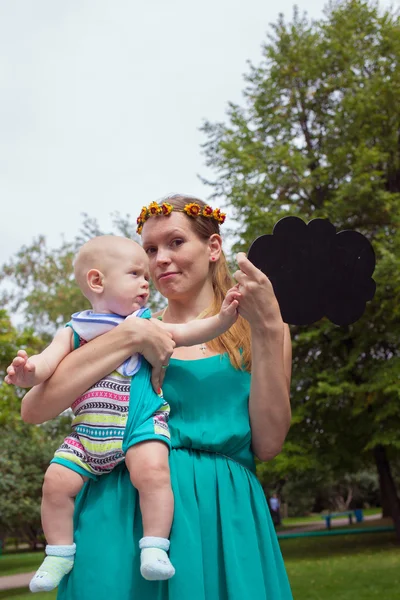 若い母親の公園で彼女の赤ん坊と歩いて — ストック写真