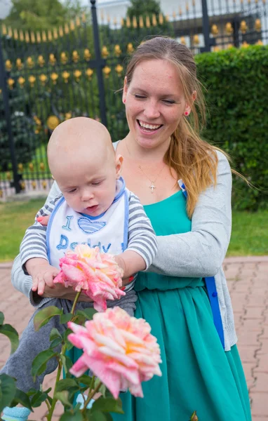 Junge Mutter spaziert mit ihrem Baby im Park — Stockfoto