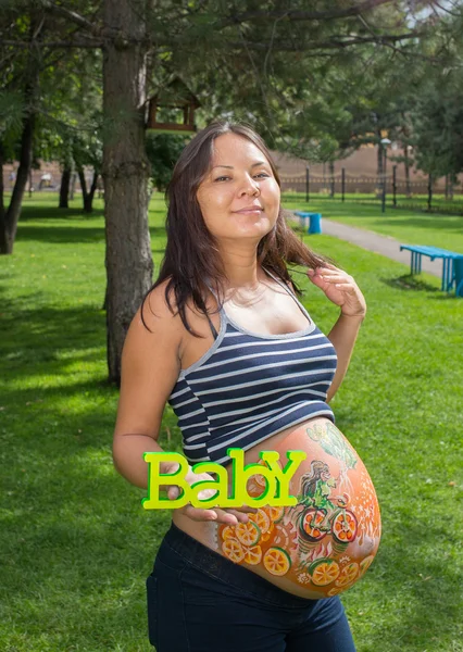 Menina grávida andando no parque — Fotografia de Stock