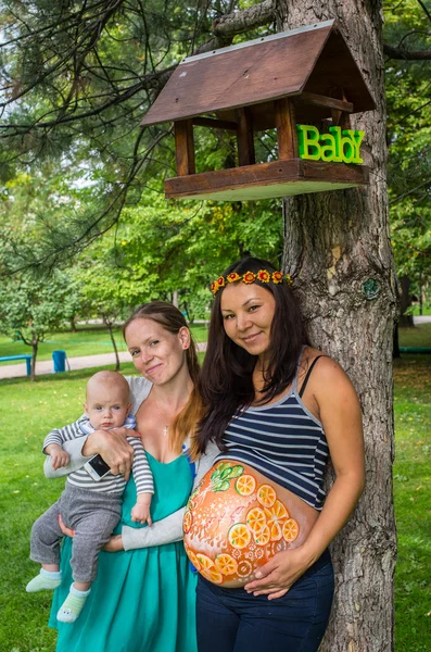 Gravid flicka promenader i parken — Stockfoto