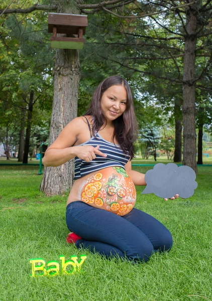 Schwangere läuft in Park — Stockfoto