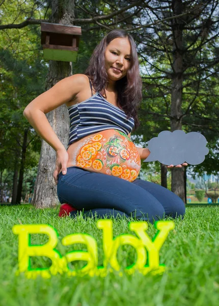 Hamile kız parkta yürüyüş — Stok fotoğraf