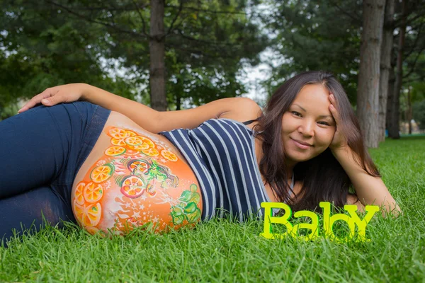 Chica embarazada caminando en parque — Foto de Stock