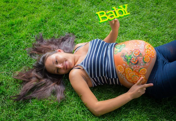 Chica embarazada caminando en parque — Foto de Stock