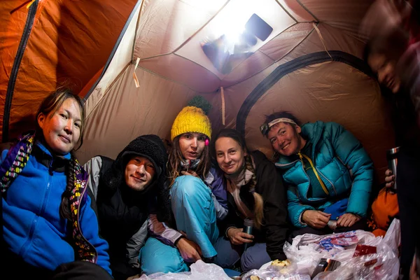 People in a tent in the mountains — Stock Photo, Image