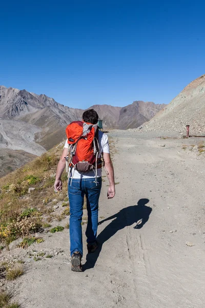 L'uomo in cima alla montagna — Foto Stock