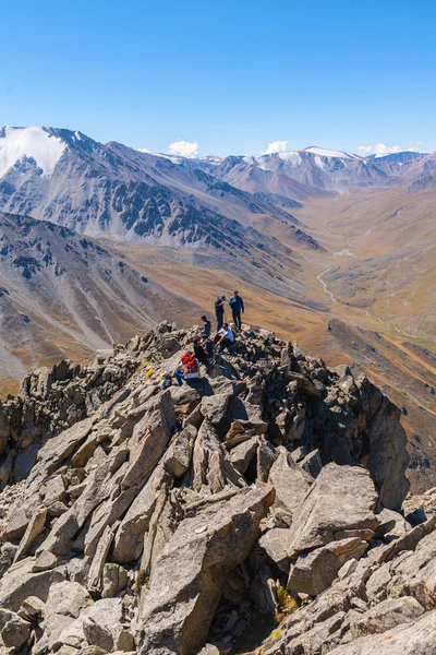 Kalabalık dağ tepe üzerindeki kişiler — Stok fotoğraf