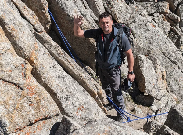 Hombre en la cima de la montaña — Foto de Stock