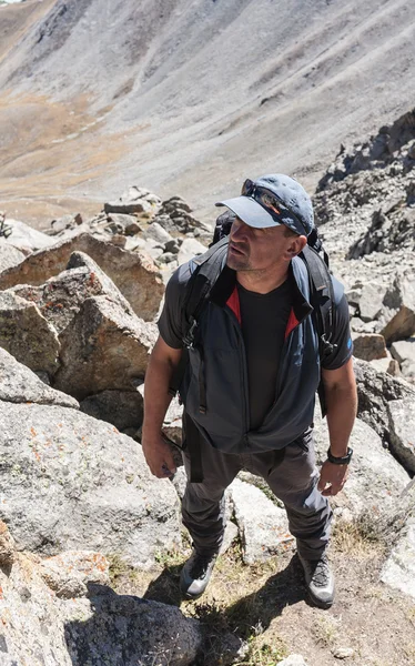 L'uomo in cima alla montagna — Foto Stock