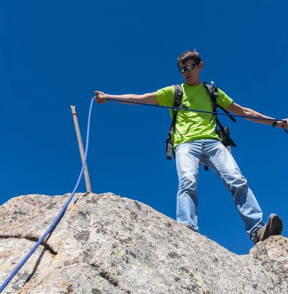 Man op top van de berg — Stockfoto