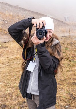 doğa içinde İşte kız fotoğrafçı