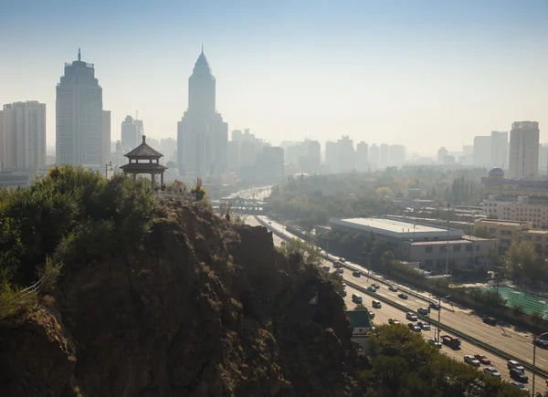 Ciudad china con un mirador en primer plano — Foto de Stock