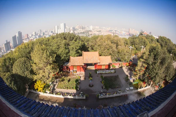 Parque nebuloso chinês com pavilhões e flores — Fotografia de Stock