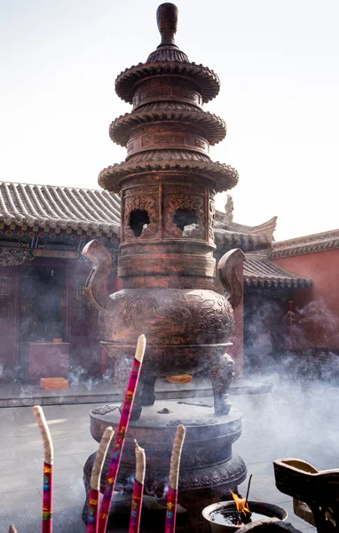 Visiting Chinese Buddhist tample — Stock Photo, Image