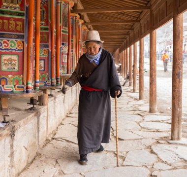 Mantra ile Tibet ritüel davul