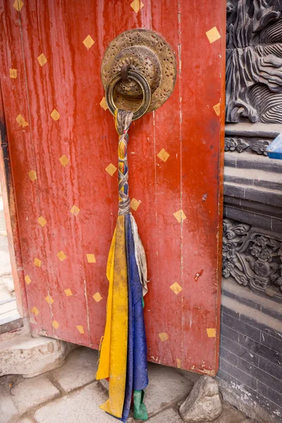 Inngangsdør i buddhistisk tample – stockfoto