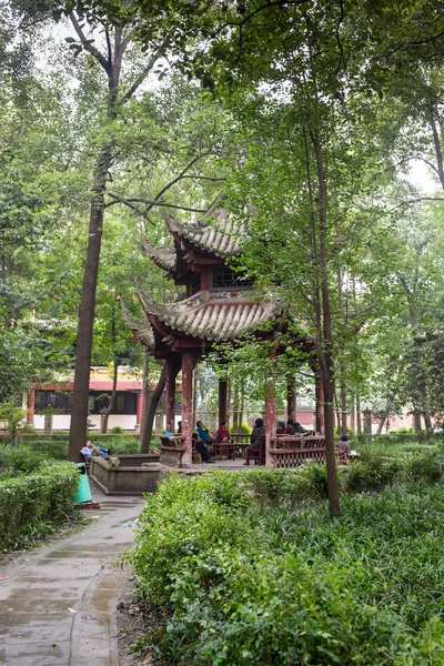 Paisaje duro chino, un parque con un estanque — Foto de Stock