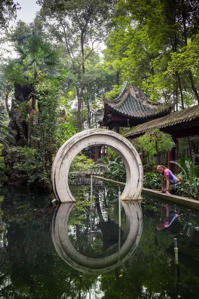 Beautiful pond in the Chinese park — Stock Photo, Image