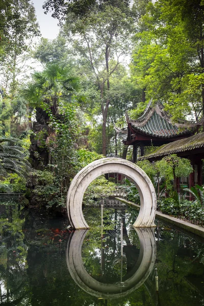 Beautiful pond in the Chinese park — Stock Photo, Image