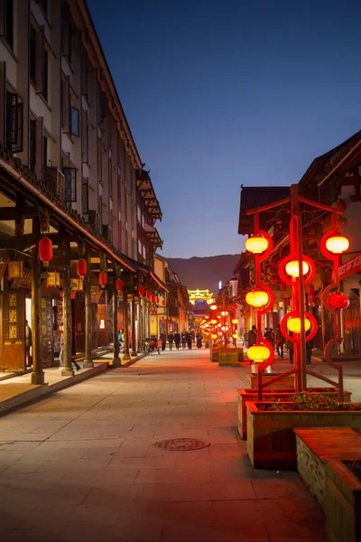 Luminosas y elegantes calles nocturnas de China — Foto de Stock