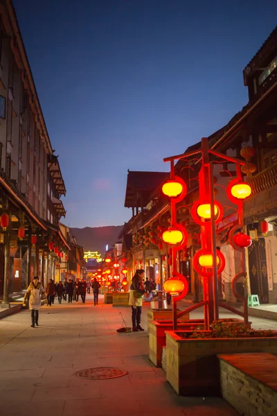 Luminosas y elegantes calles nocturnas de China — Foto de Stock